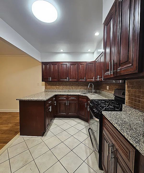 1st image of 21-24 Hoyt Ave S #1