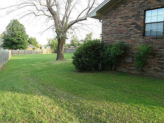 3rd image of 928 Skyline Dr