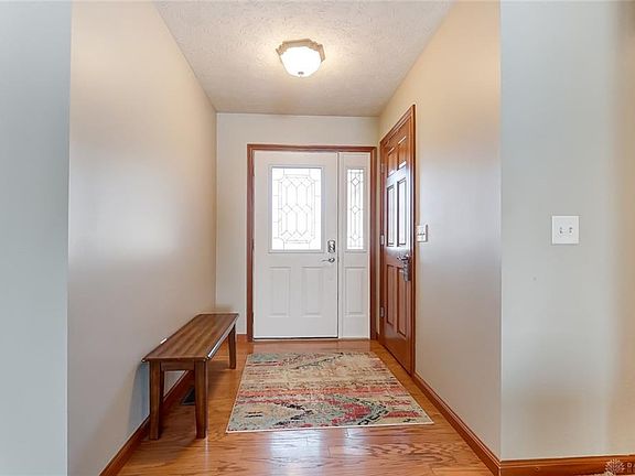 3rd image of 910 Oak Hill Ct