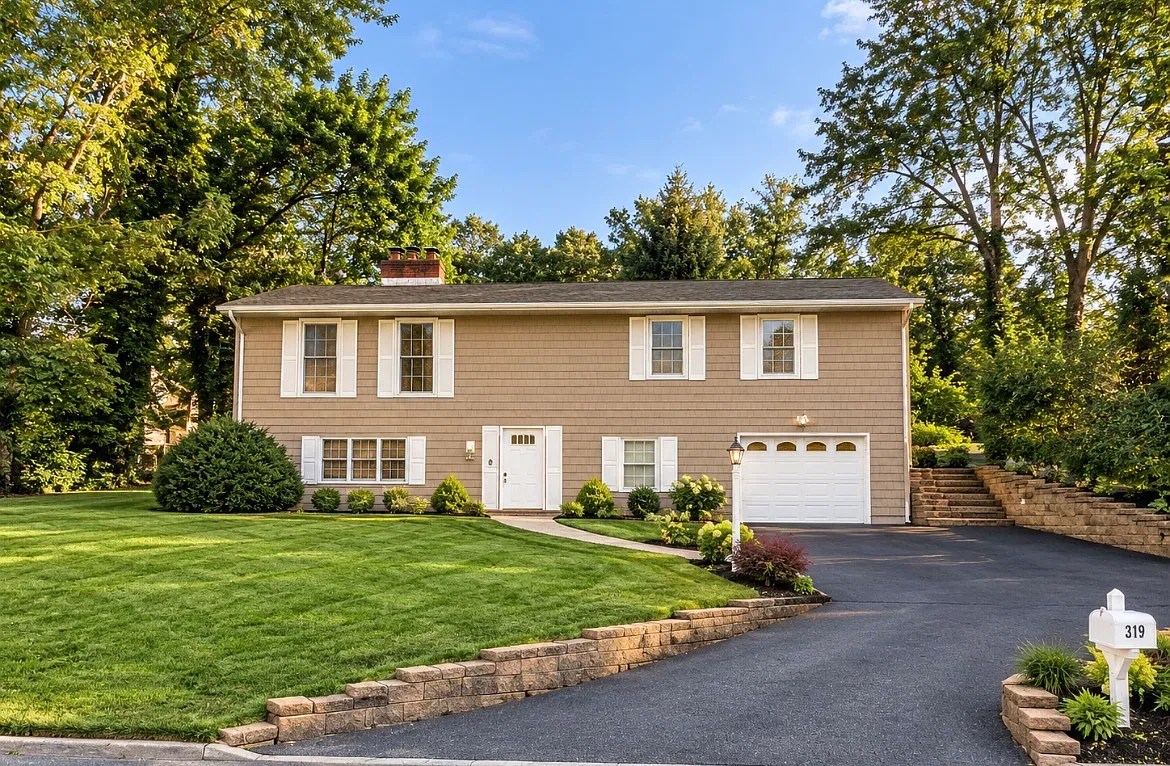Terry Rd, Smithtown — Photo 1