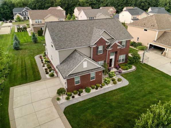 950 Weber Ct, Lake Orion, MI 48360