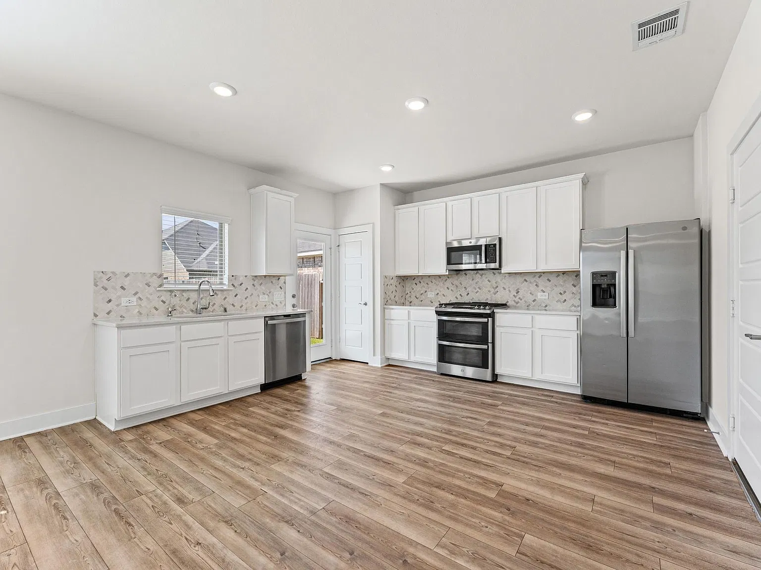 3 bed, 2.5 bath, 1740 sqft, $2,300 — Photo 4