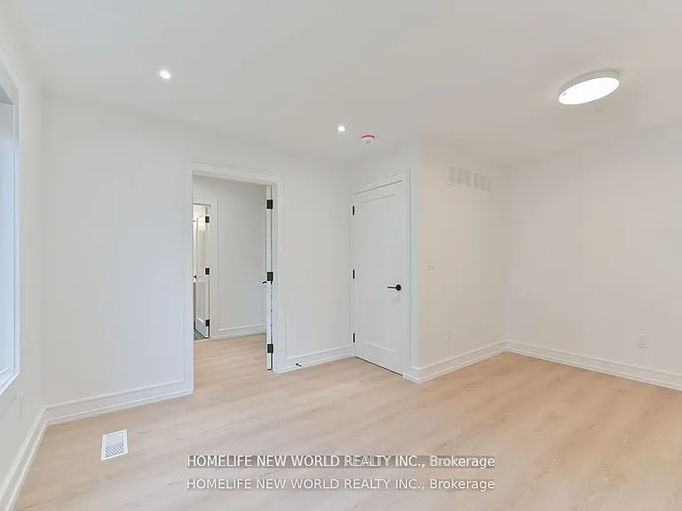 995 Dufferin St #LANEWAY — Photo 16
