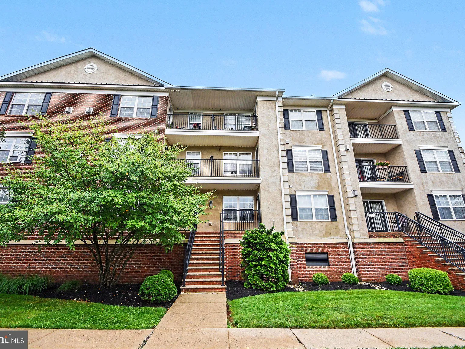 2 bed, 1004 sqft, $2,100 — Photo 1