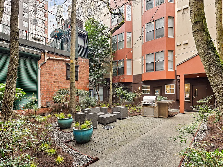 Ellis Court Apartments — Photo 33