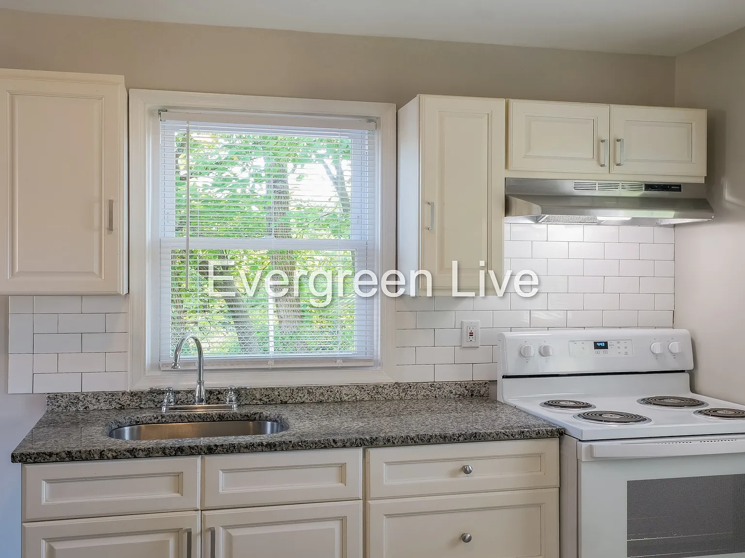 4 bed, 1.5 bath, 1291 sqft, $1,845 — Photo 3