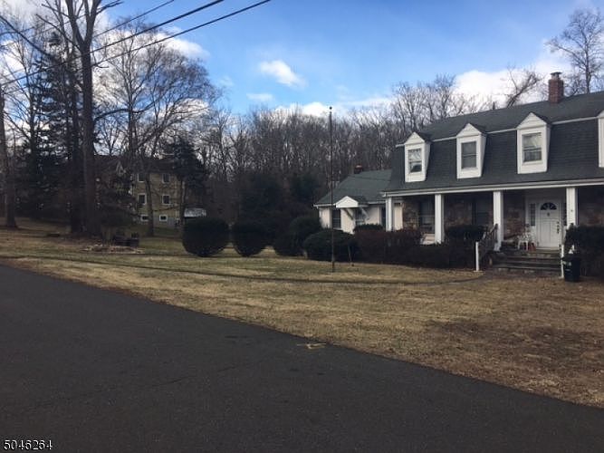 2nd image of 286 Crest Pl