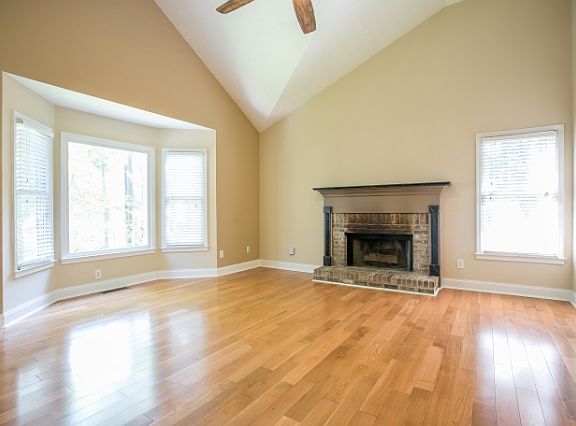 2nd image of 609 Victoria Ln