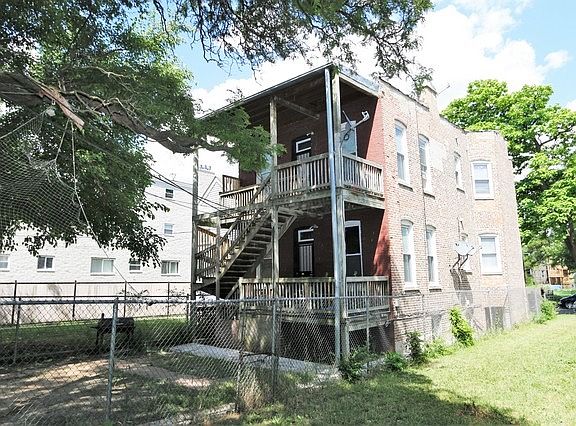 3rd image of 1522 S Avers Ave