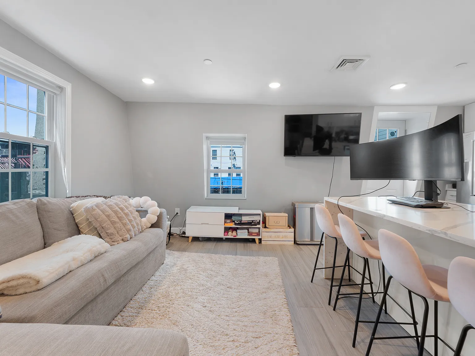 2 bed, 610 sqft, $3,500 — Photo 3