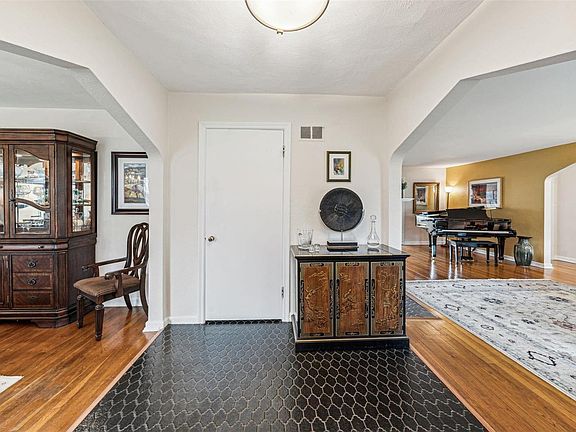 4th image of 7074 Whitworth Ct