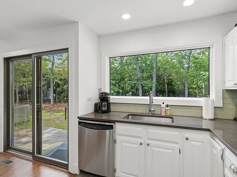 31 Montauk Ave — Photo 13