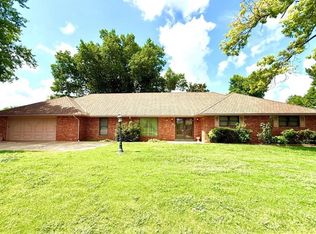 212 Meadowdale Dr, Chickasha, OK 73018