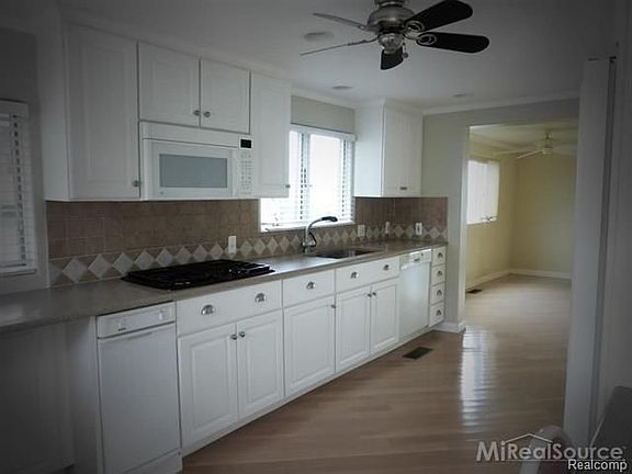 3rd image of 9475 Hemenger Ct