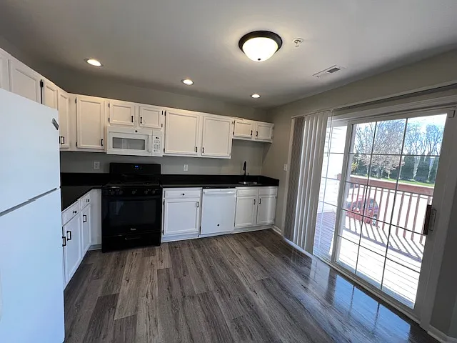 3557 Ash St #15 — Photo 2