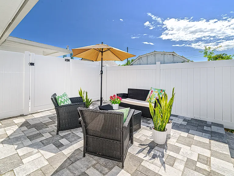 4200 Maple St NE — Photo 8