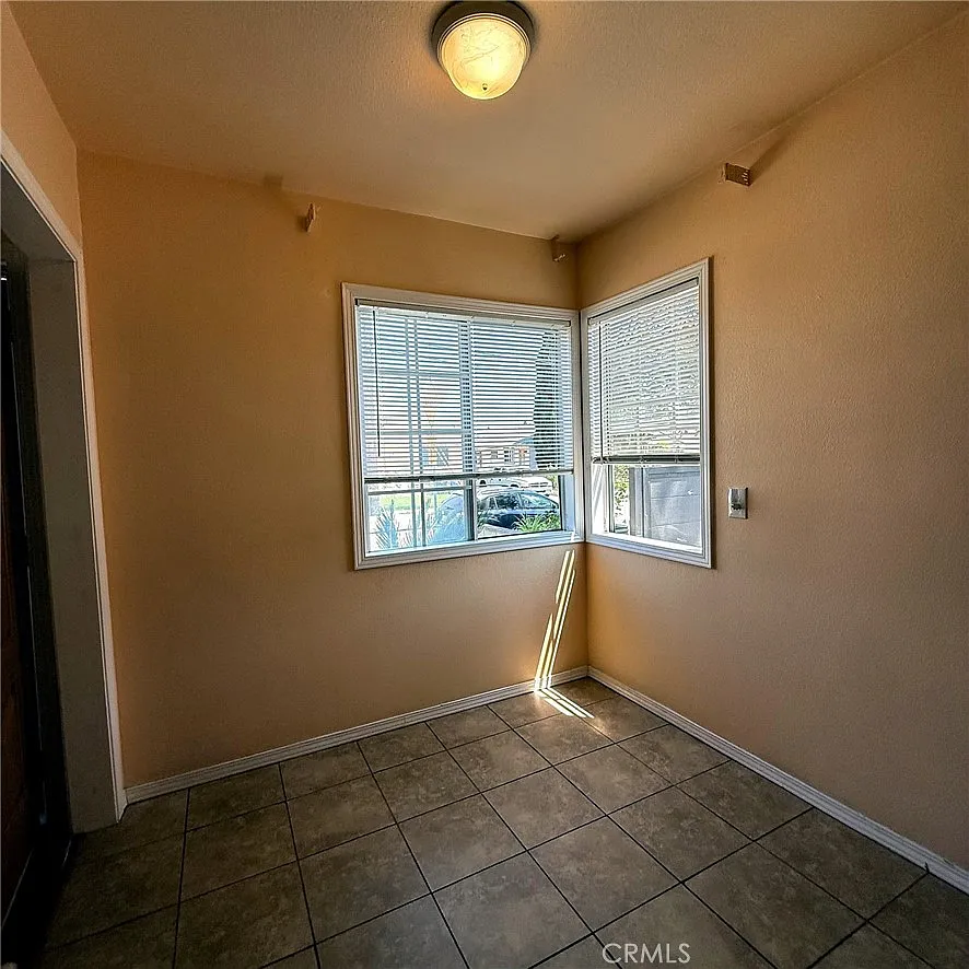 3 bed, 990 sqft, $3,800 — Photo 4