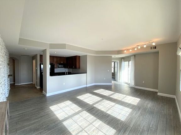 4th image of 925 N Lincoln St #6G-S