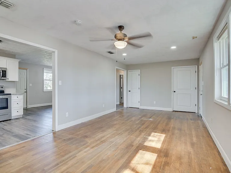 208 Maywood Dr — Photo 7