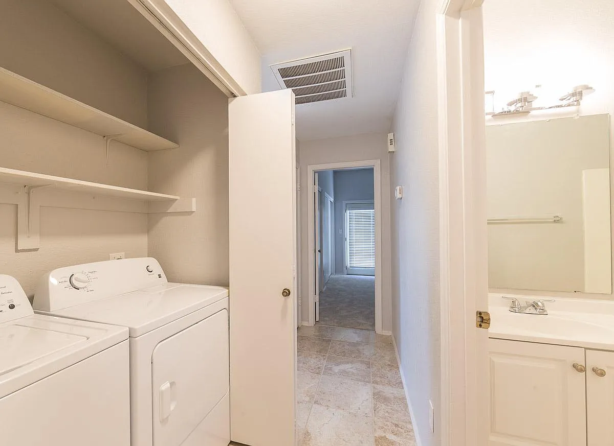 2 bed, 881 sqft, $2,600 — Photo 3