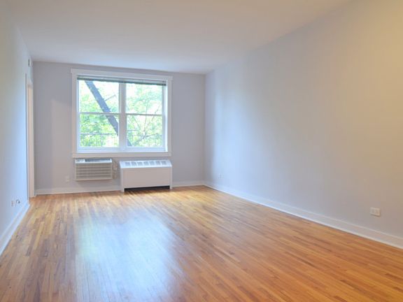 Pelham Parkway Towers - Living Room - MAT-04M