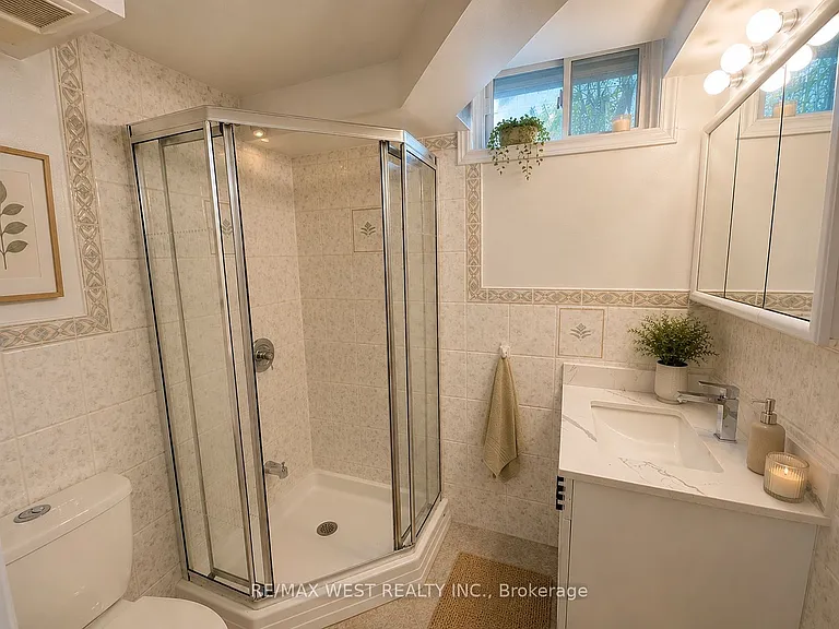355 Silverthorn Ave #BASEMENT — Photo 11