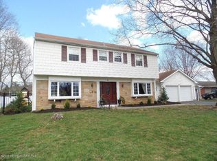 8 Chamber Ln, Manalapan, NJ 07726