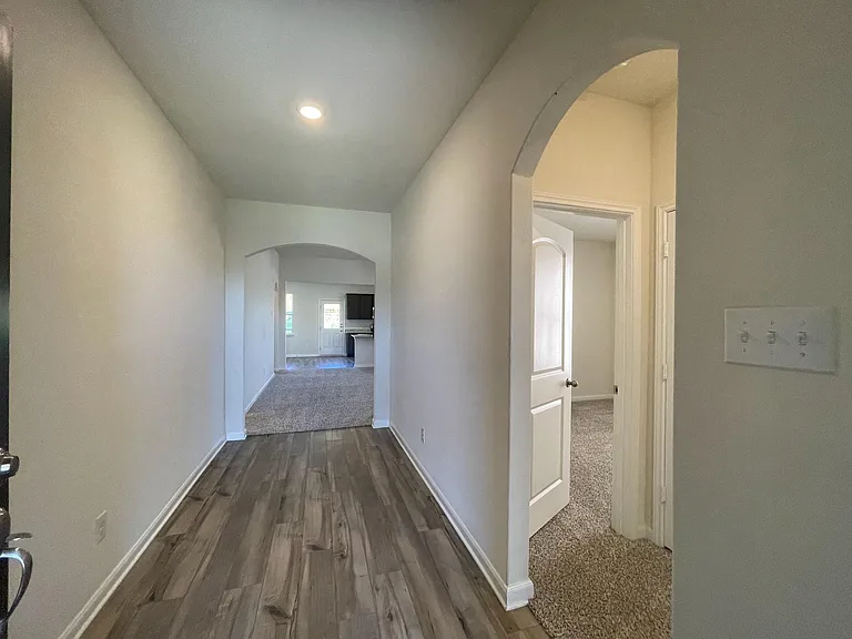 1921 Belmont Ln — Photo 2