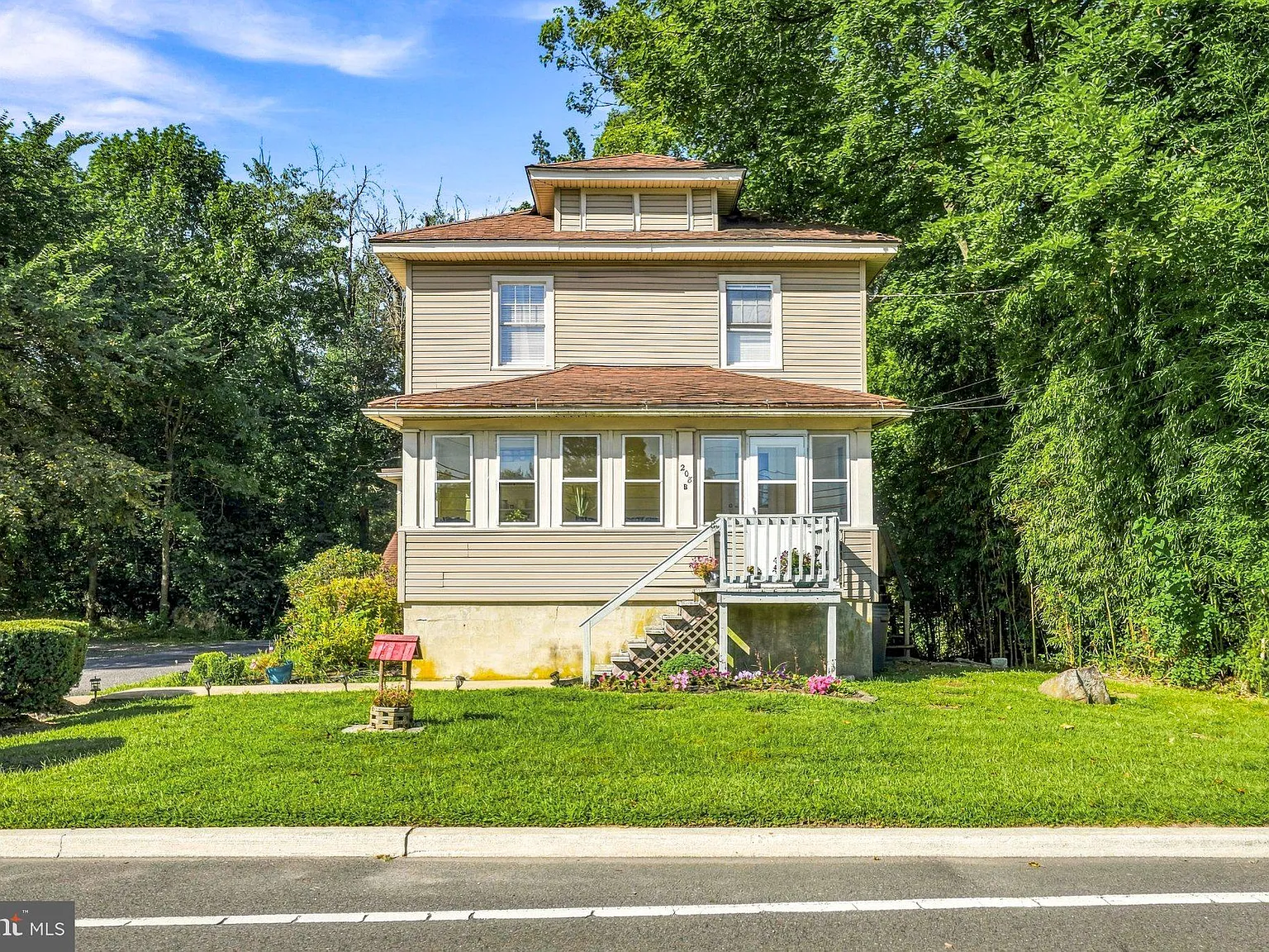 208 Hartford Rd — Photo 2