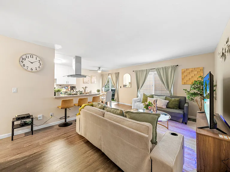 Stylish living room combining comfort and functionality.