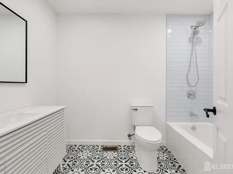 29 Hillsborough Dr — Photo 16