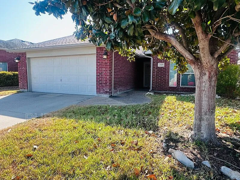 3 bed, 2.0 bath, 1619 sqft, $2,200 — Photo 2