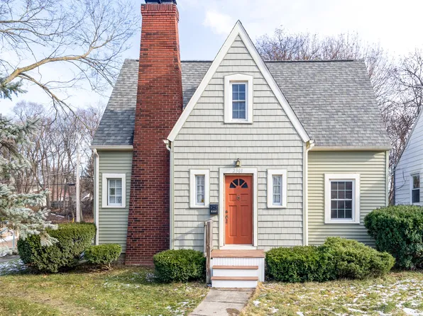 2301 Strathmore Rd, Lansing, MI 48910