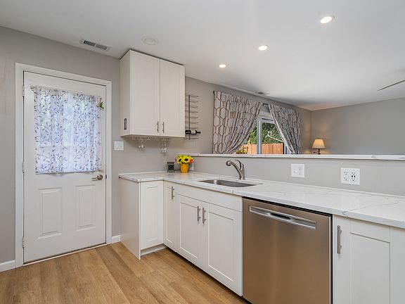3rd image of 477 Fairview Dr #0