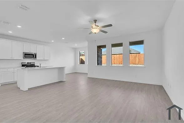 4 bed, 1838 sqft, $2,695 — Photo 2