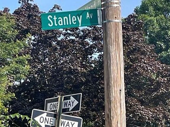 4th image of 338 Stanley Ave