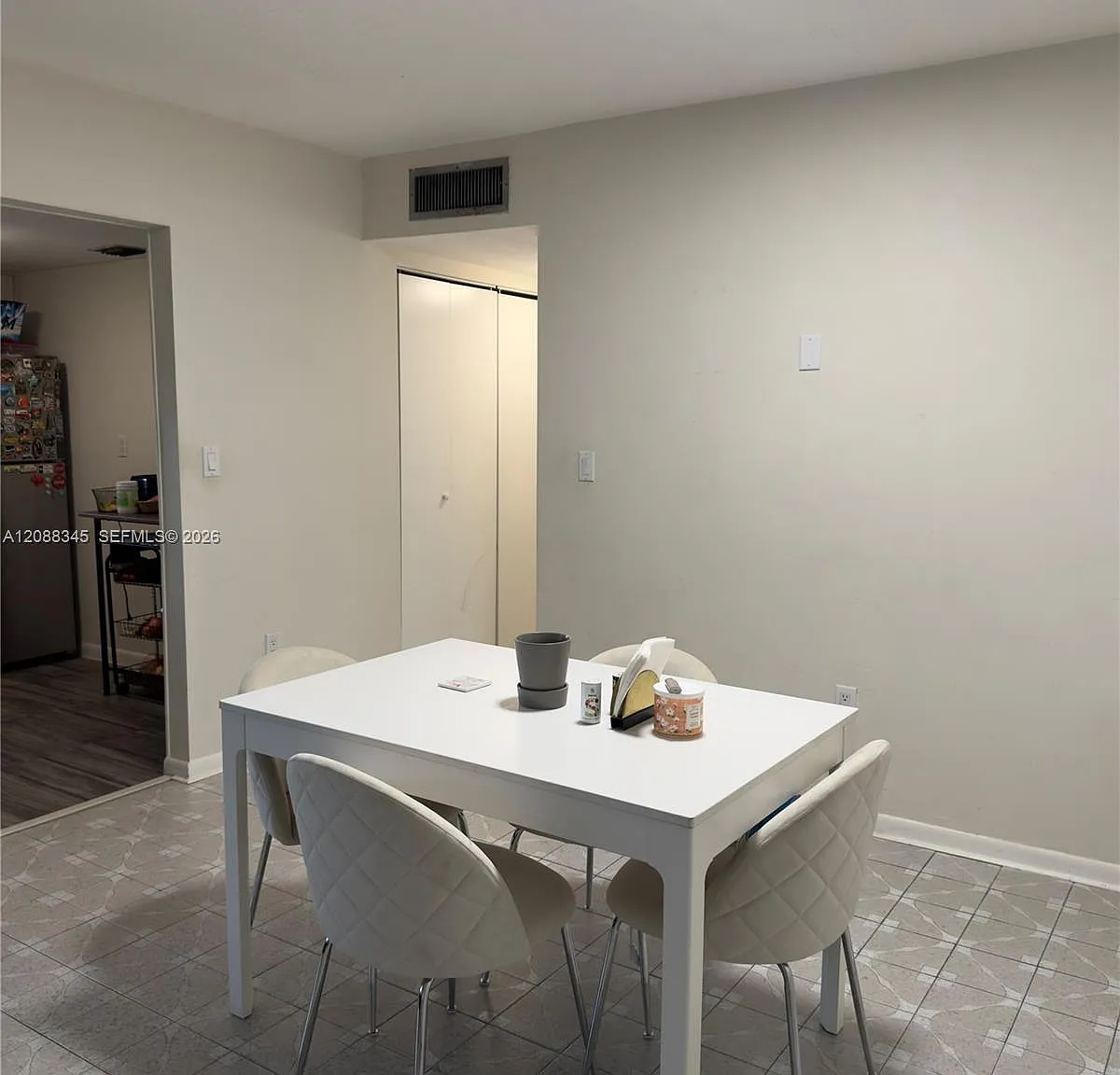 Versaille Gardens I Condo — Photo 4