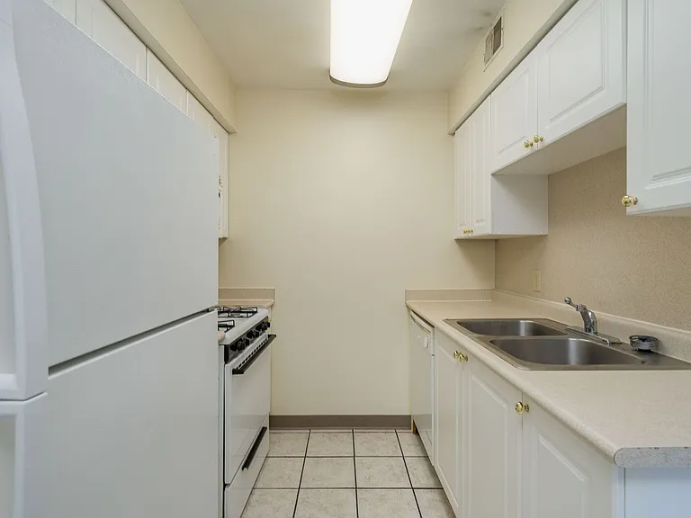 310 E 18th Ave — Photo 14