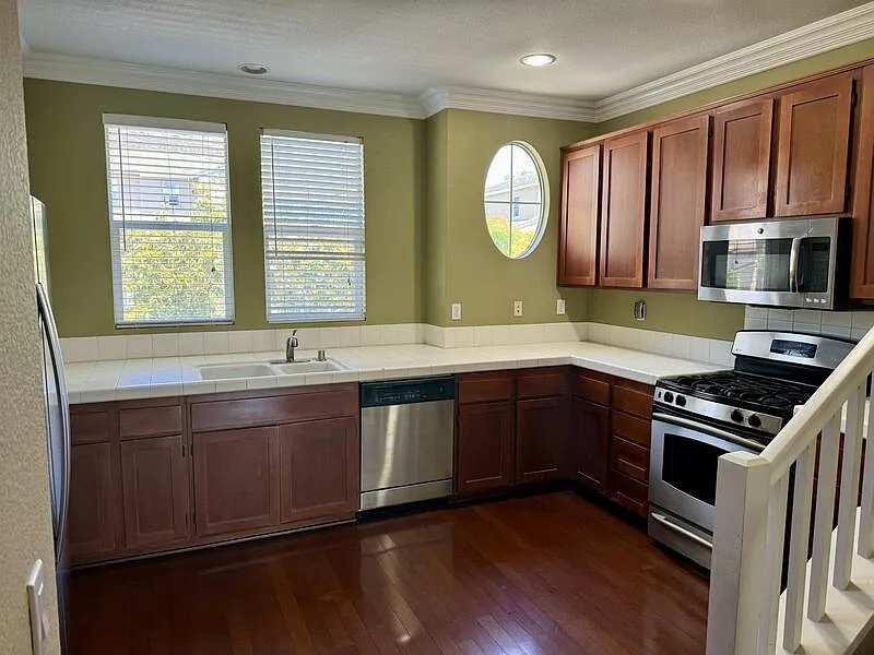 3 bed, 3.5 bath, 1603 sqft, $3,995 — Photo 2