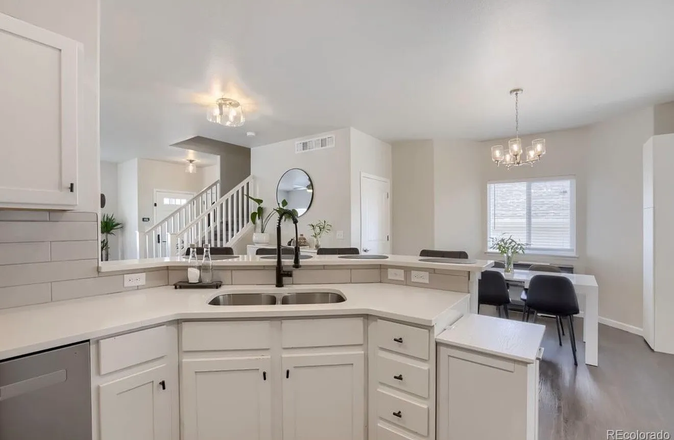 5 bed, 3.5 bath, 2160 sqft, $2,850 — Photo 3