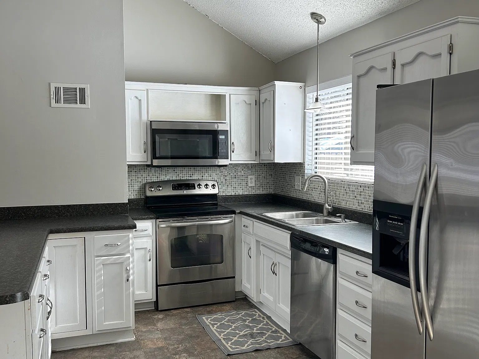 3 bed, 1806 sqft, $2,000 — Photo 2