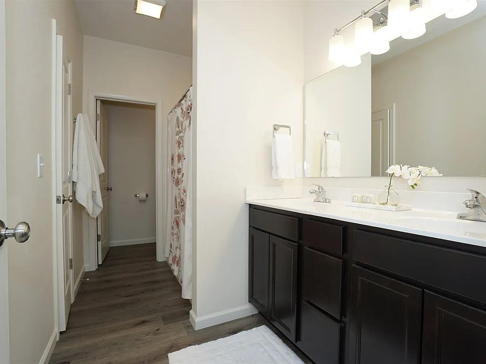 1st image of 2922 Poinciana Dr