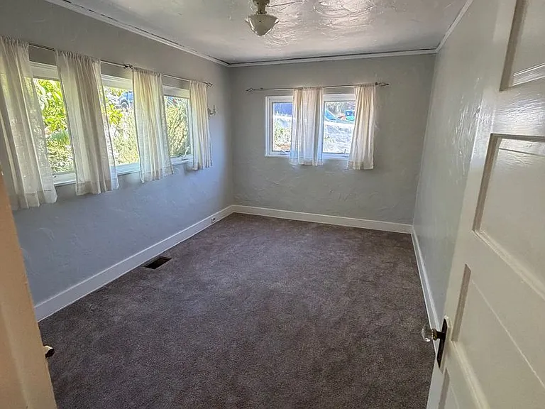 635 E Victoria St — Photo 15