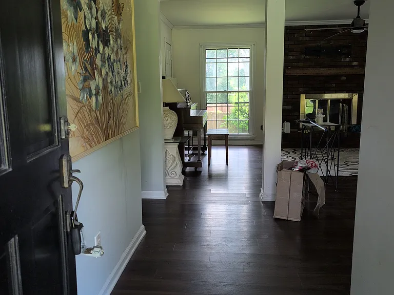 135 Marilyn Dr E — Photo 2