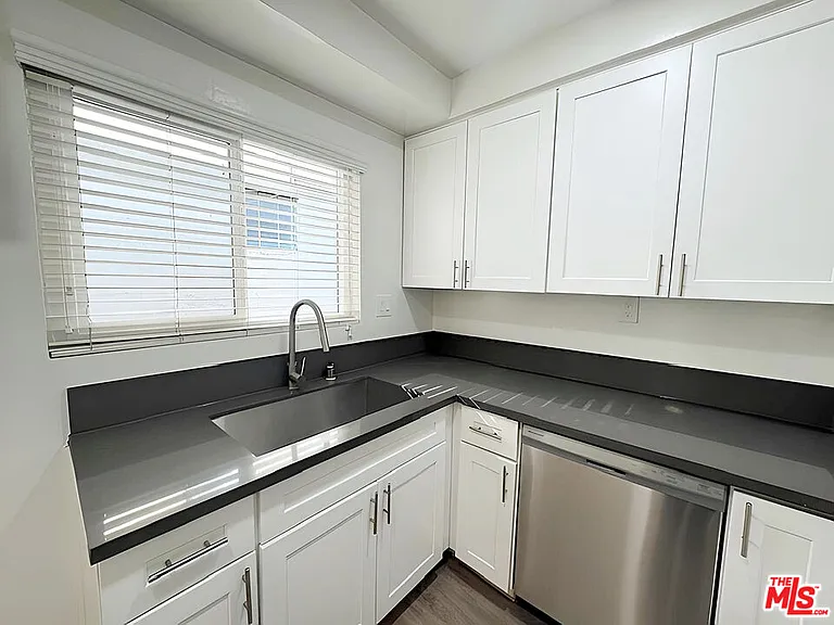 228 S Mariposa Ave #2 — Photo 5