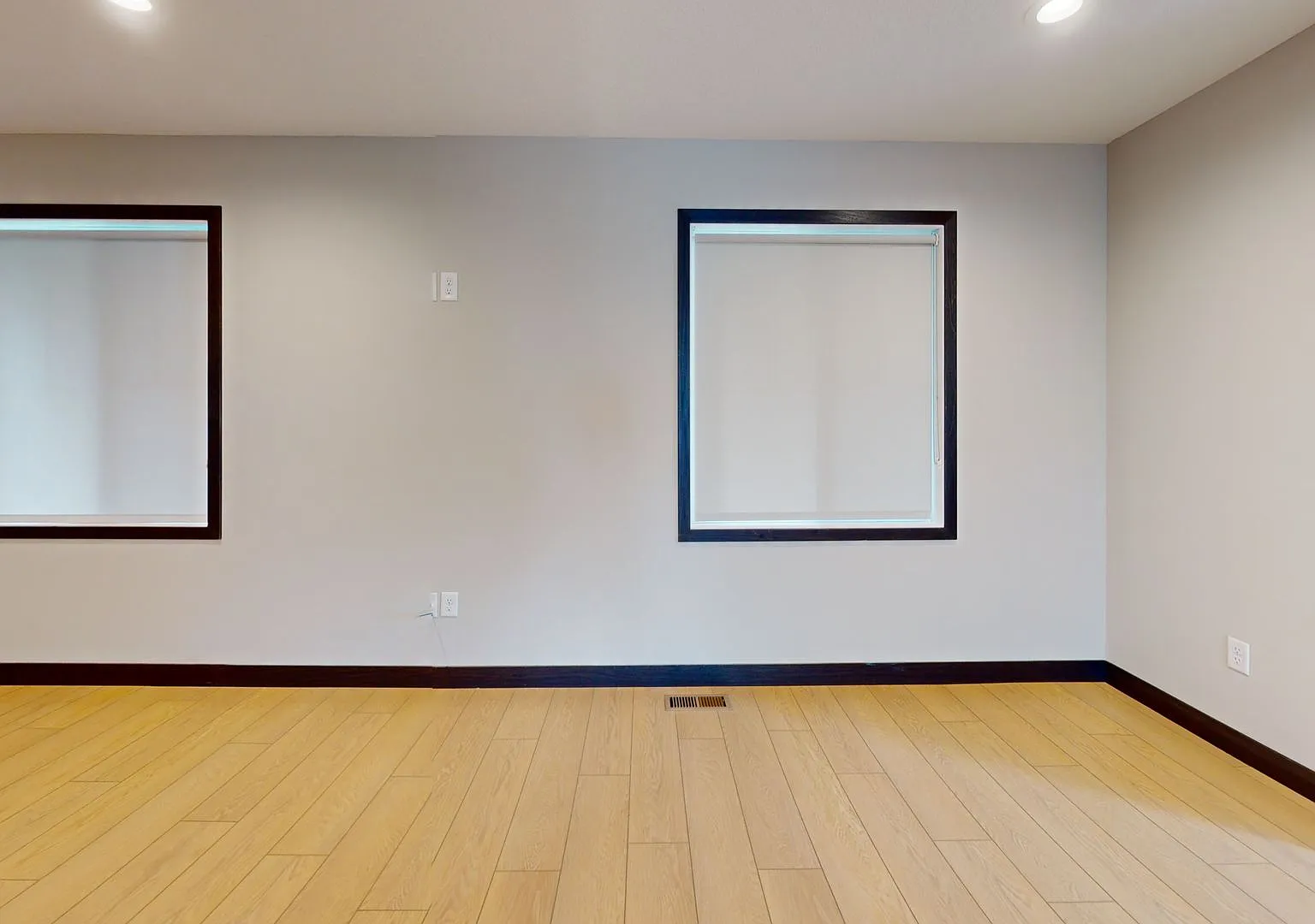 Single-Family House: 8-Beds, 4-Baths — Photo 4