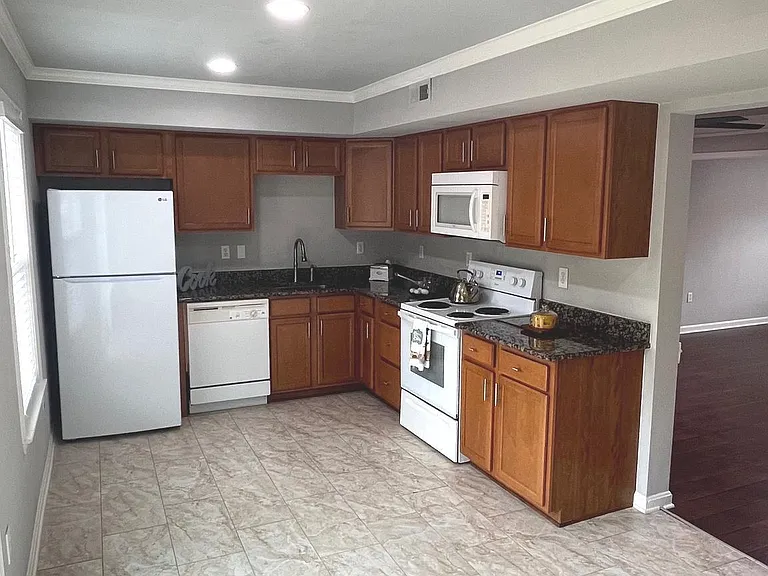 10804 Wall St — Photo 10