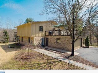 1037 Lake View Dr, Mohnton, PA 19540