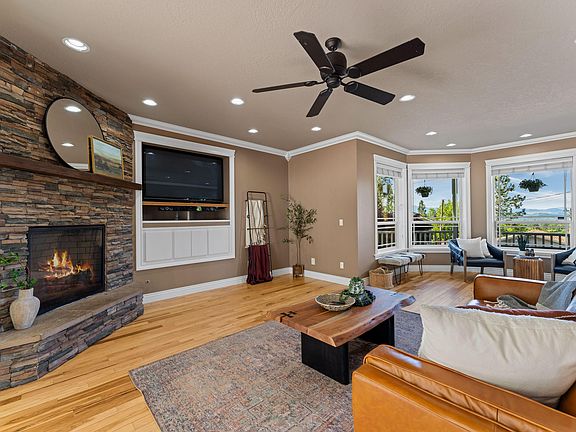 4th image of 1679 NE Terrace Dr