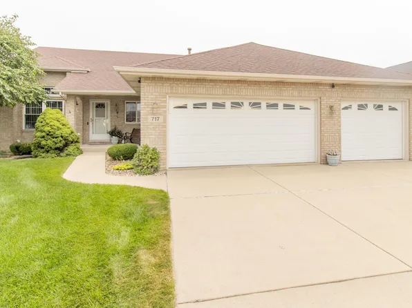 717 Sunflower Ln, Dyer, IN 46311